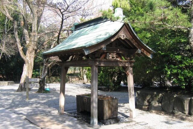 鎌倉大仏を祀る高徳院を英語で説明