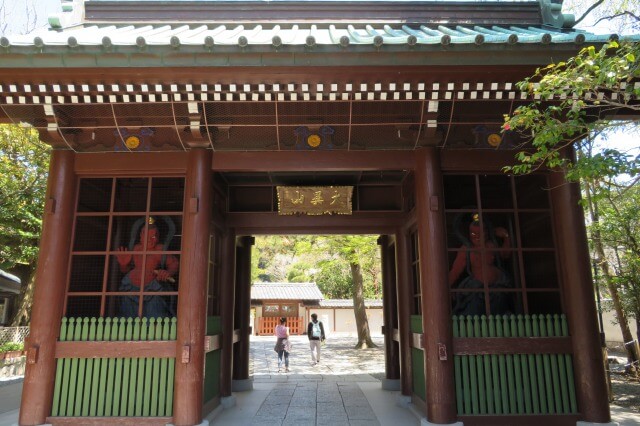 鎌倉大仏を祀る高徳院の仁王門について英語で説明