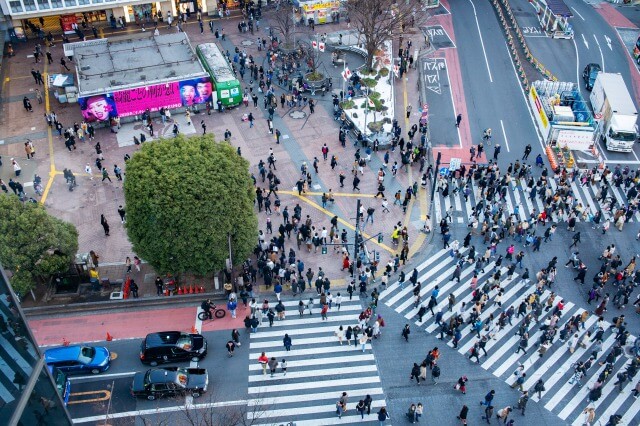 渋谷スクランブル交差点の交通量を英語で説明