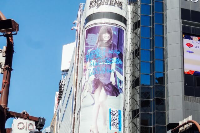 渋谷スクランブル交差点の広告を英語で説明