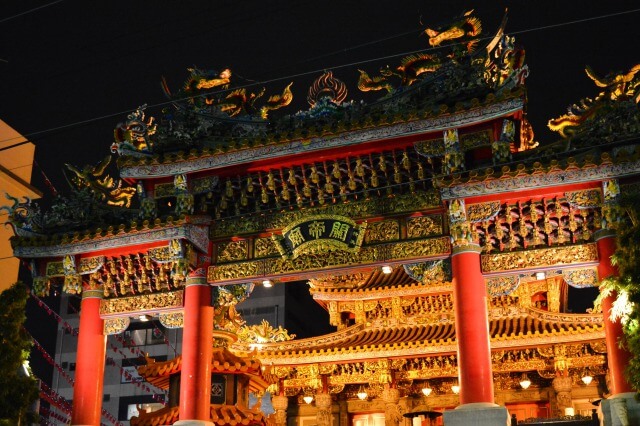 横浜中華街の横濱関帝廟を英語で説明