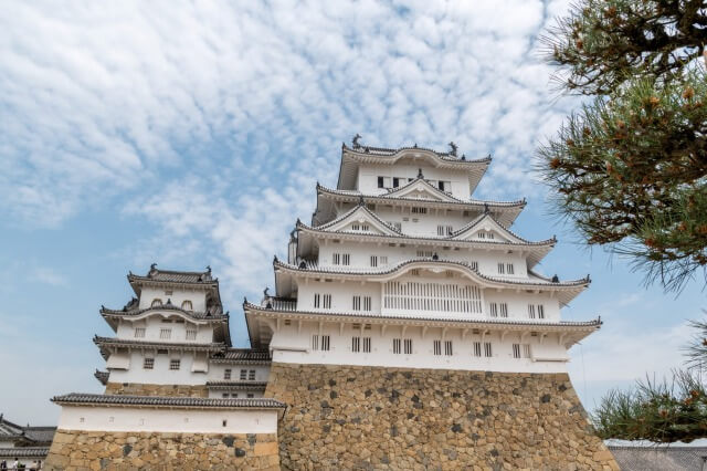 姫路城の外観の特徴を英語で説明