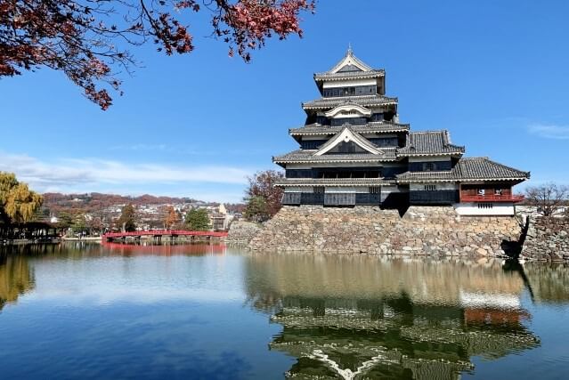 松本城の歴史を英語で説明