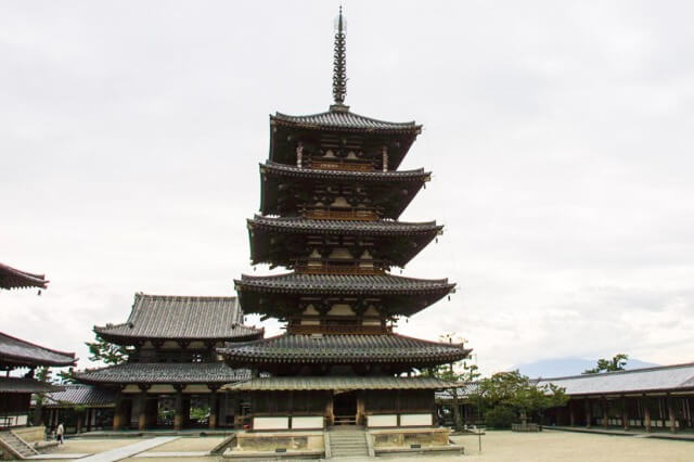 法隆寺の五重塔を英語で説明