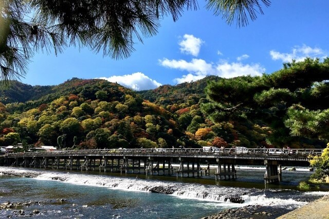 京都嵐山の渡月橋を英語で説明