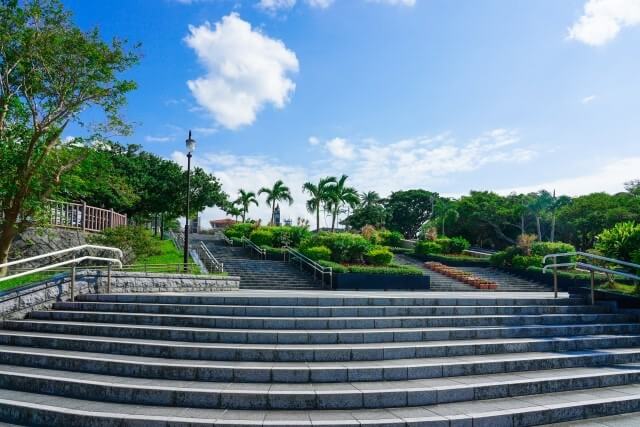 沖縄の有名な観光地を英語で説明