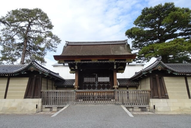 京都御所を英語で説明｜天皇の昔の住まいと御所を囲む京都御苑を紹介
