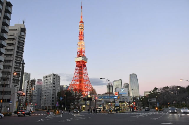 東京タワーの施設を英語で説明