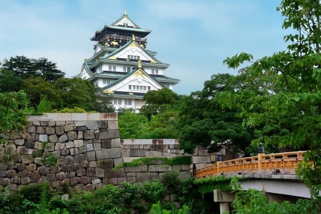 大阪城を英語で説明｜緑豊かな大阪城公園にある天守閣などを紹介
